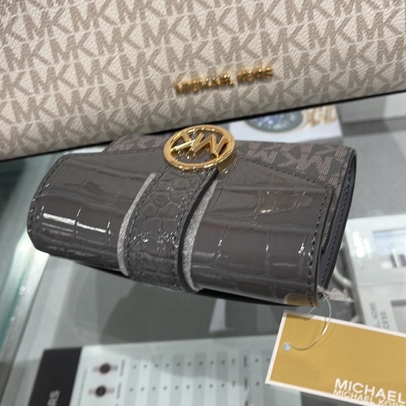 MICHAEL KORS CARMEN MEDIUM FLAP LOGO AND FAUX LEATHER WALLET
HEATHER GREY MULTI - Picture 2 of 16